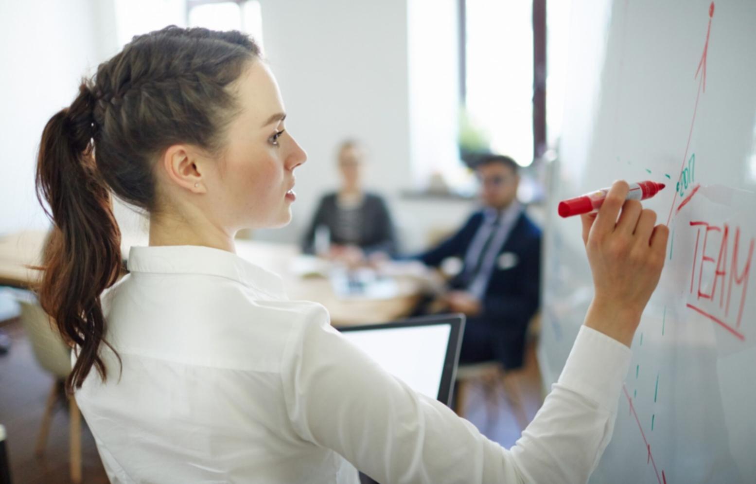 Modernes Büro mit Arbeitsplätzen und Zusammenarbeit